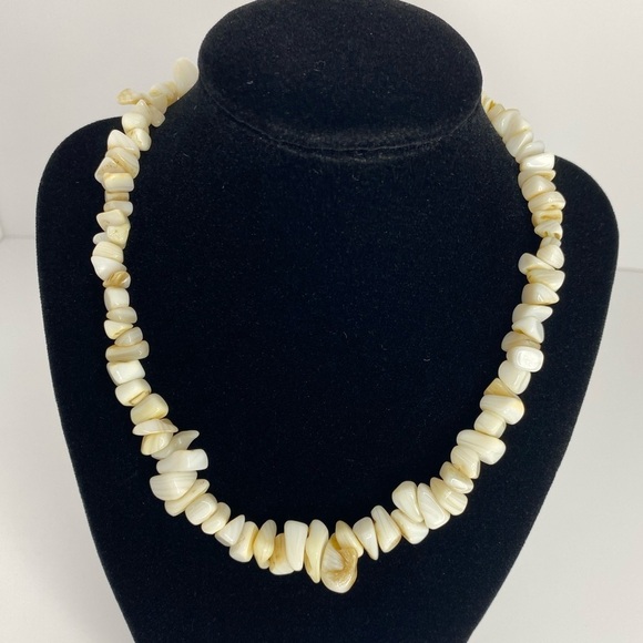 PUKA CHIP SHELL NECKLACE VACATION BEACH NECKLACE  STYLE CREAM to BEIGE - Picture 4 of 7